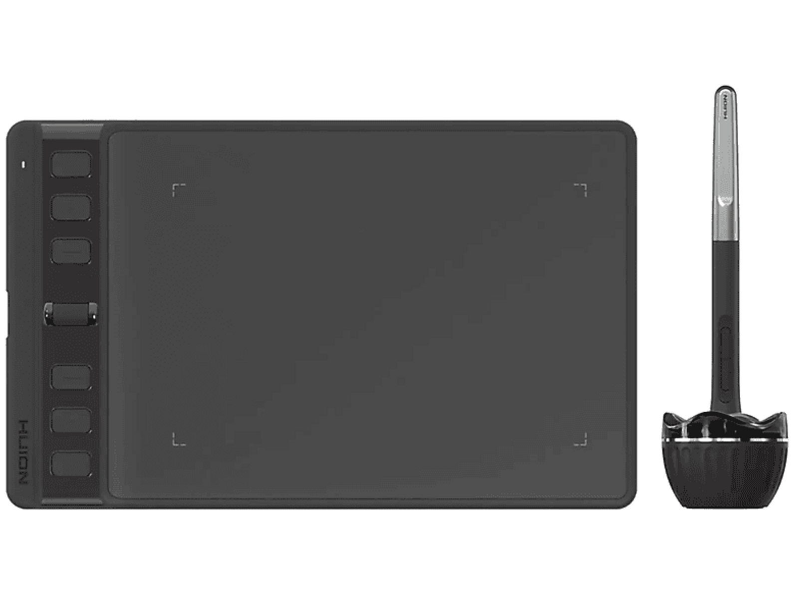 Schwarzes Zeichentablett und Stift mit Ständer, vor weißem Hintergrund, für digitale Kunst.