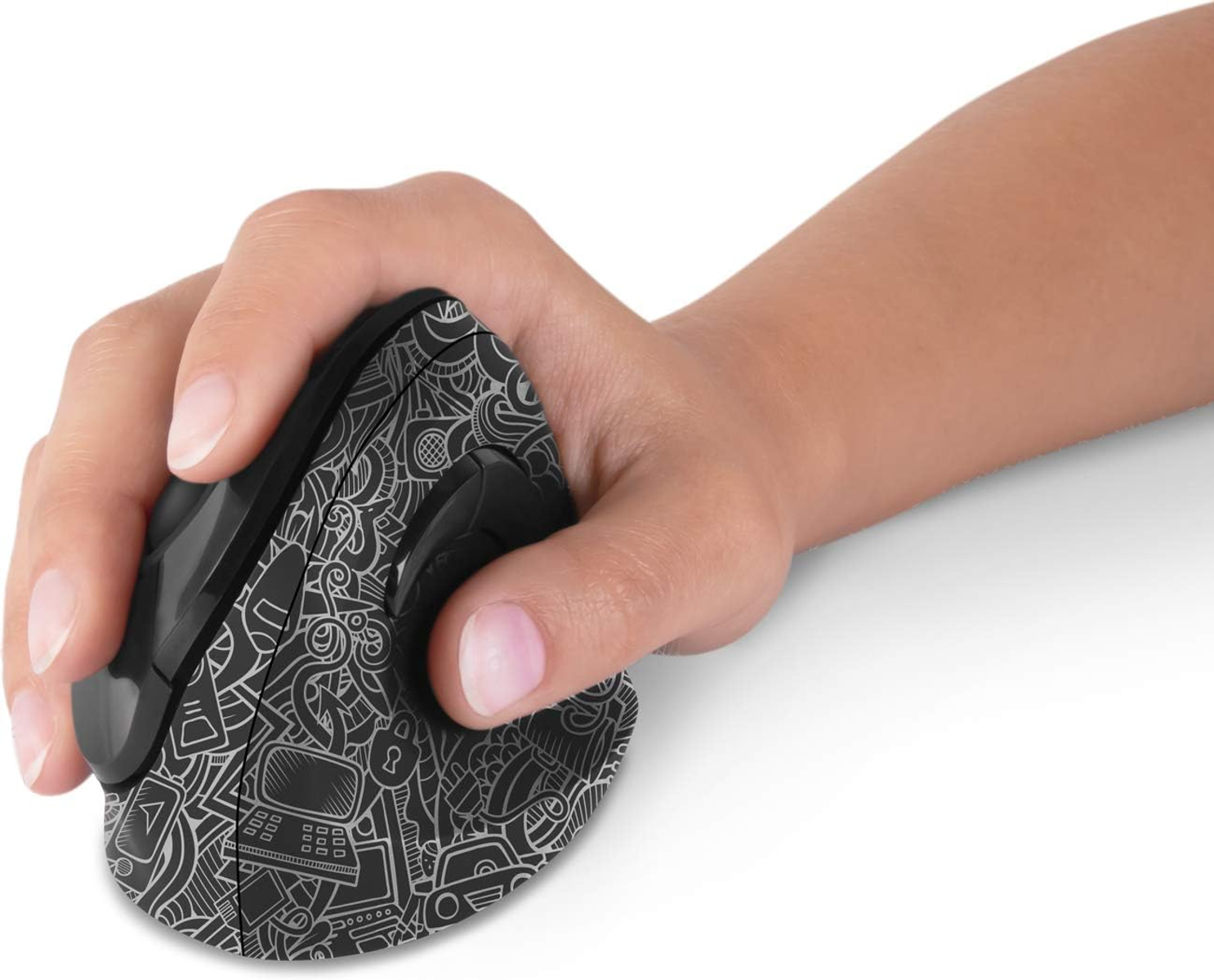 Eine Hand, die eine schwarze Maus mit einer gemusterten Oberfläche hält. Die Oberfläche ist mit einfachen Zeichnungen verziert.