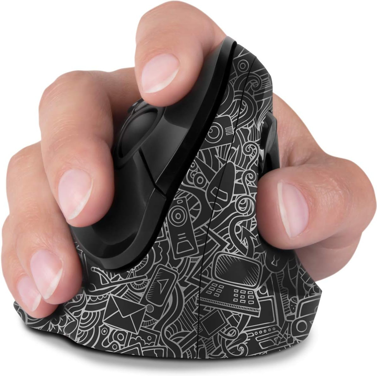 Schwarze Maus in einer Hand gehalten. Sie hat ein Muster aus Kritzeleien.