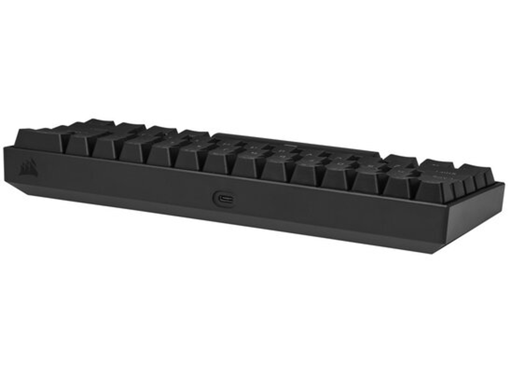 Teclado mecánico negro de bajo perfil, con múltiples teclas y un puerto USB-C, aislado sobre blanco.
