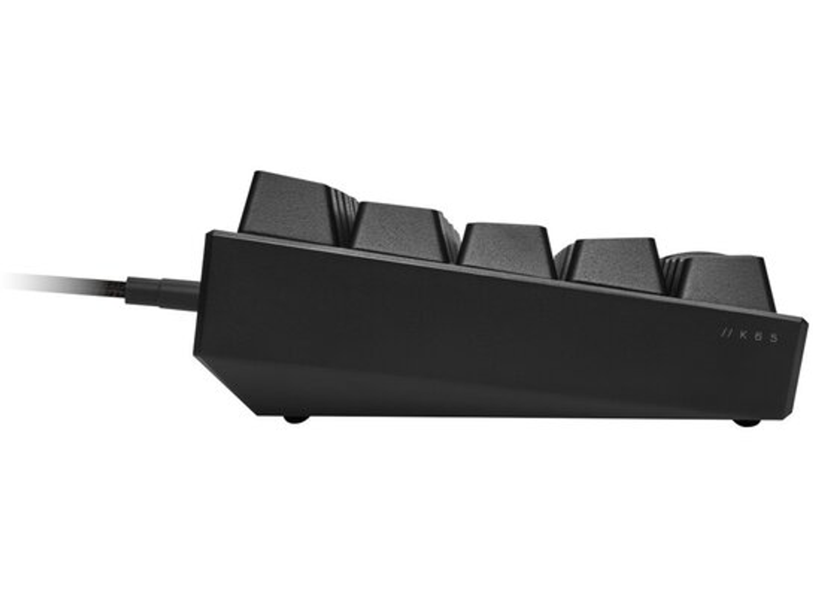 Vista lateral del teclado negro. Diseño en ángulo, perfil bajo. El cable está conectado.