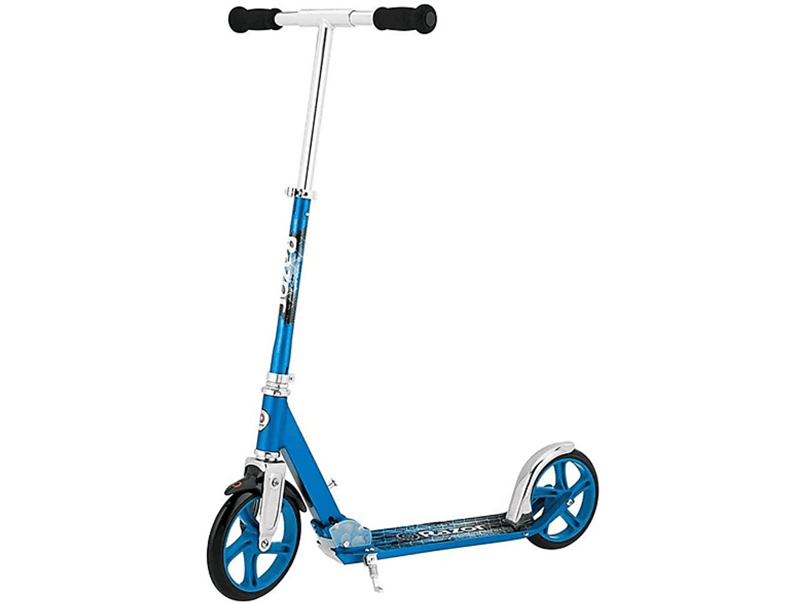 Niebieska hulajnoga ze srebrnymi akcentami. Czarne koła. Białe tło.