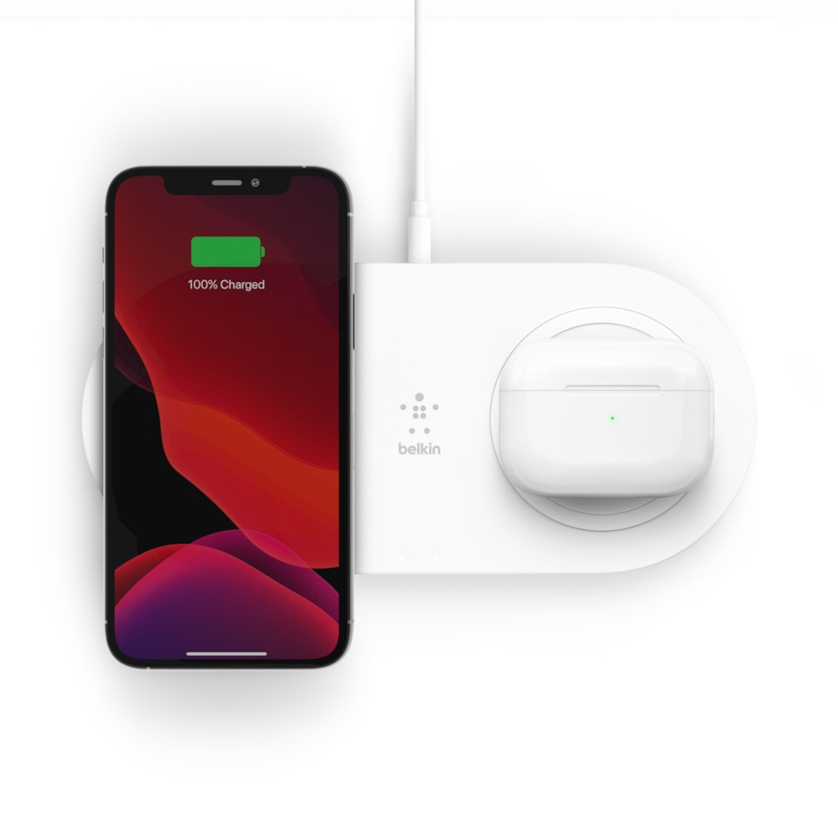 Eine weiße Ladestation mit einem iPhone und AirPods, die geladen werden. Das iPhone zeigt 100% geladen an.