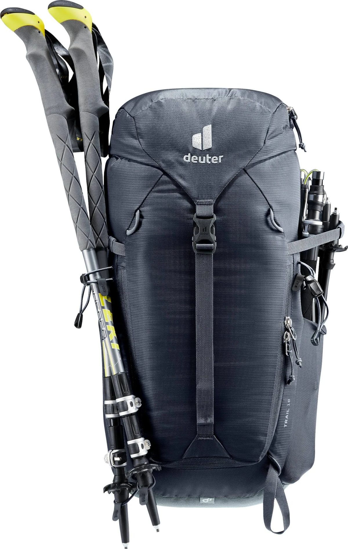 Schwarzer Deuter-Rucksack mit Trekkingstöcken, auf weißem Hintergrund. Die Tasche hat ein Deuter-Logo.