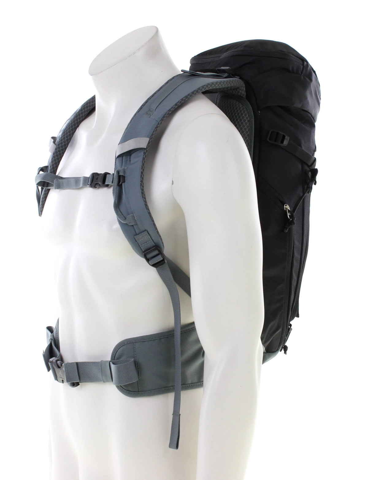 Mannequin mit Rucksack. Graue Träger und schwarze Tasche. Weißer Hintergrund. Seitenansicht.