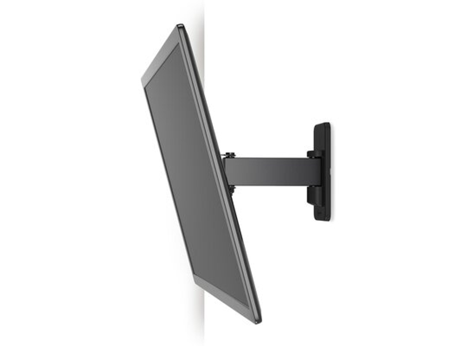 Fernseher an Wandhalterung befestigt. Winkelansicht, schwarzer Bildschirm, weiße Wand.
