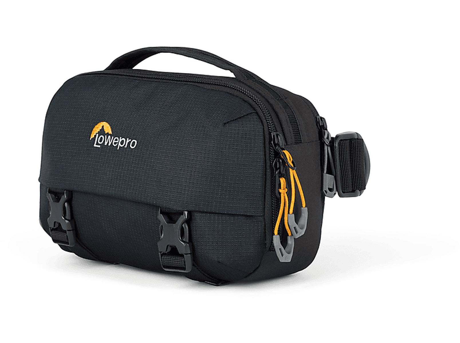Schwarze Lowepro Kameratasche mit orangefarbenen Akzenten. Weißer Hintergrund.