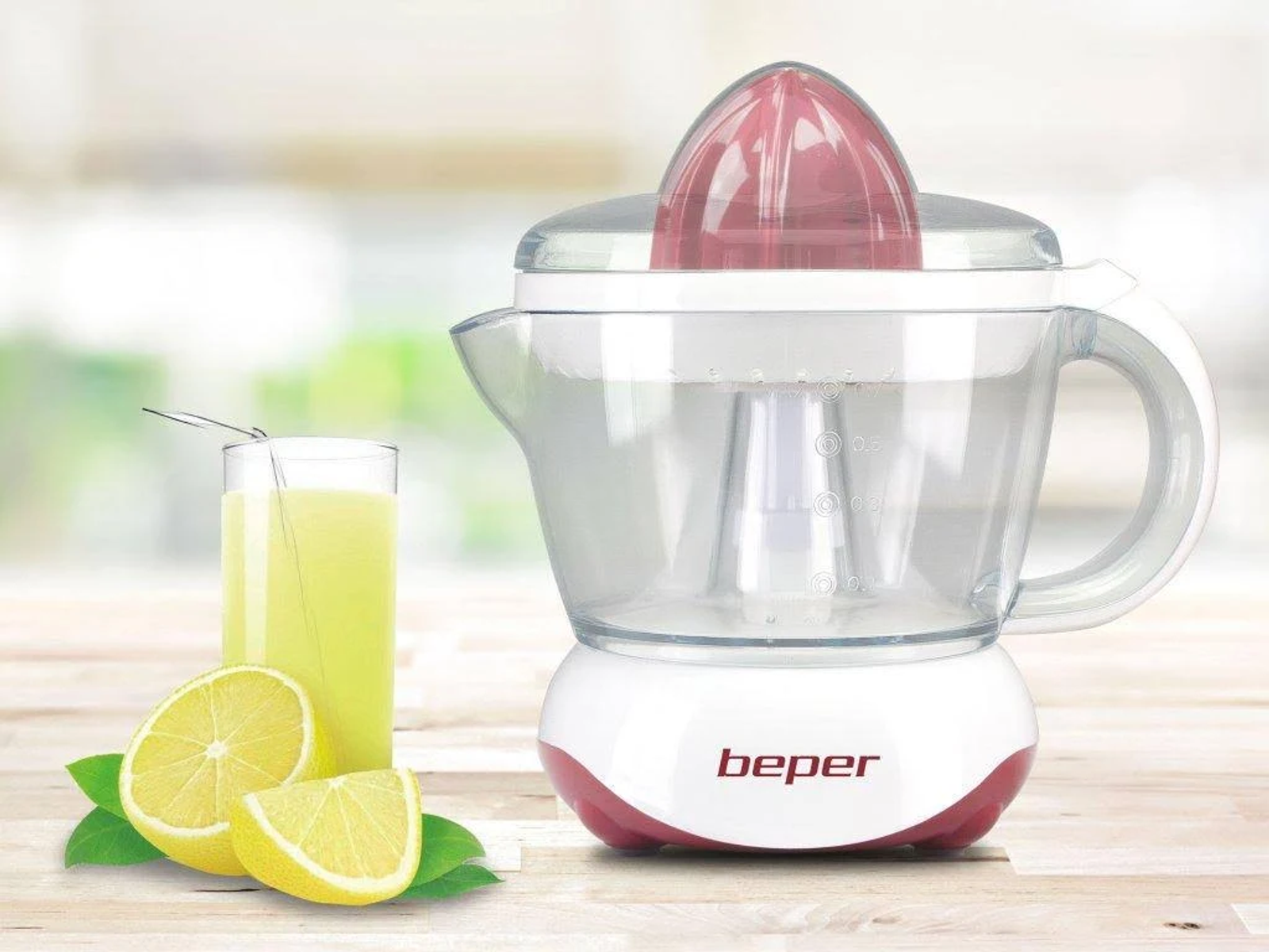 Spremiagrumi con succo e un limone. Lo spremiagrumi è bianco e rosso. Superficie in legno.