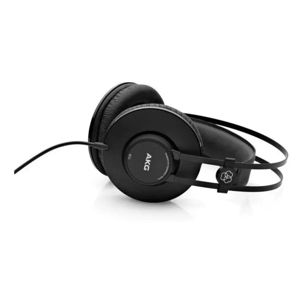 Schwarze Kopfhörer mit AKG-Logo, auf weißer Oberfläche liegend.