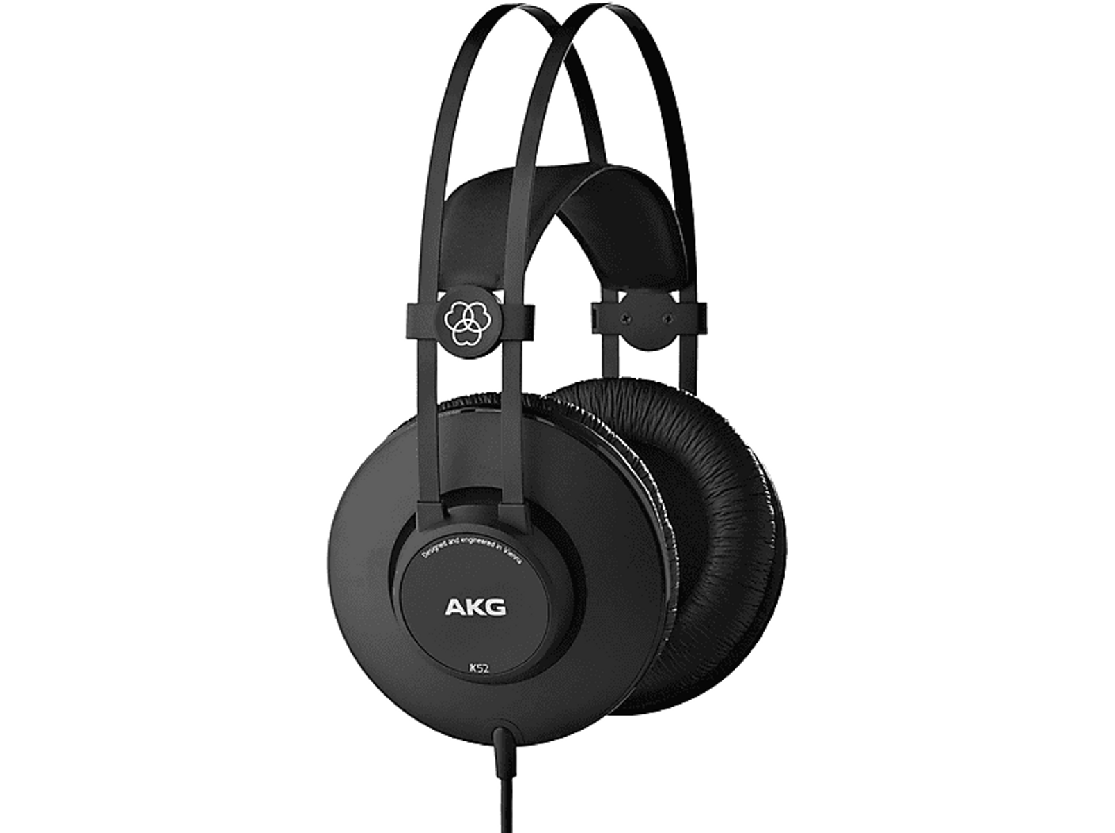 Schwarze AKG K52 Kopfhörer auf schwarzem Hintergrund. Die Kopfhörer haben ein schlichtes Design.