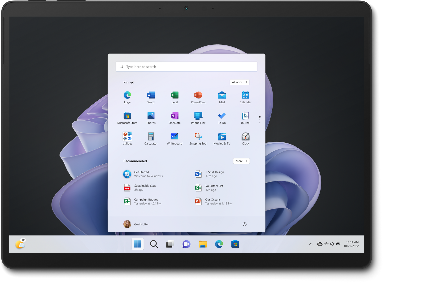 Laptop che mostra il menu Start di Windows 11. Sfondo nero.