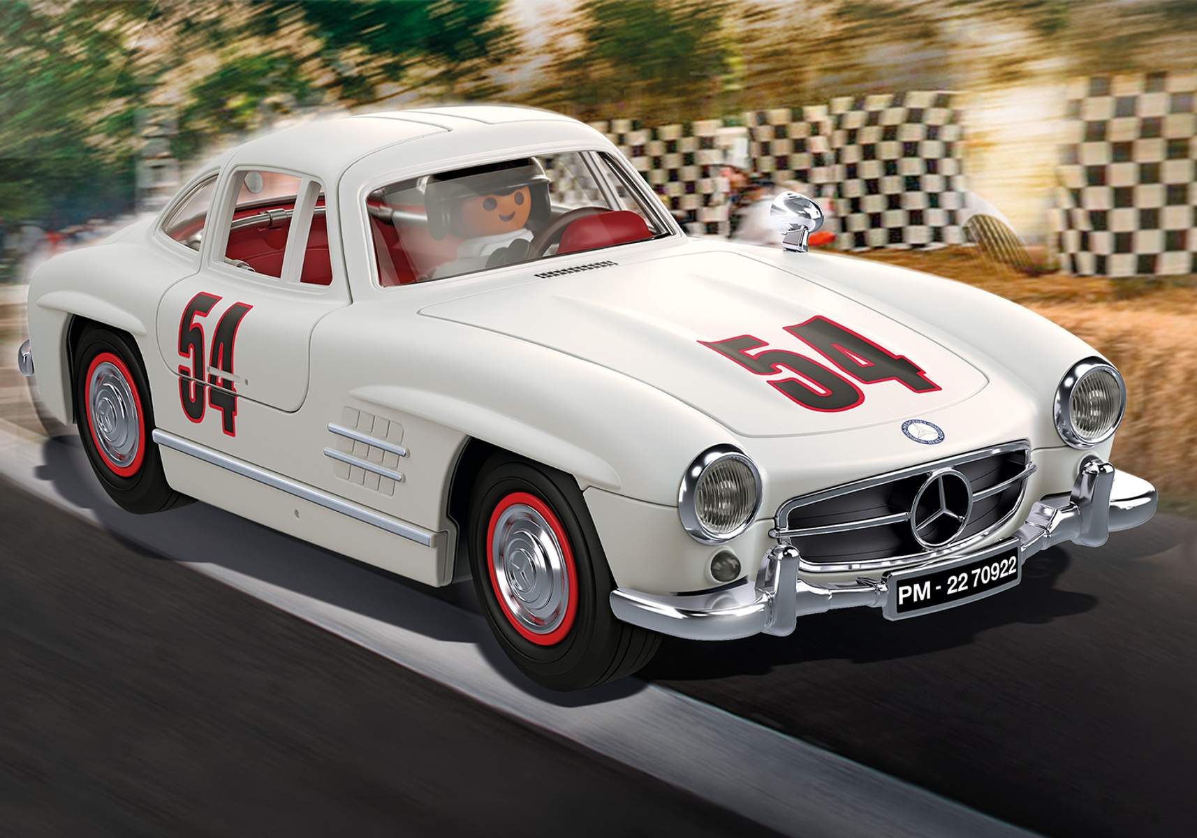 Auto da corsa vintage bianco con dettagli rossi e numero 54. Pilota nell'auto. Sfondo a scacchi.