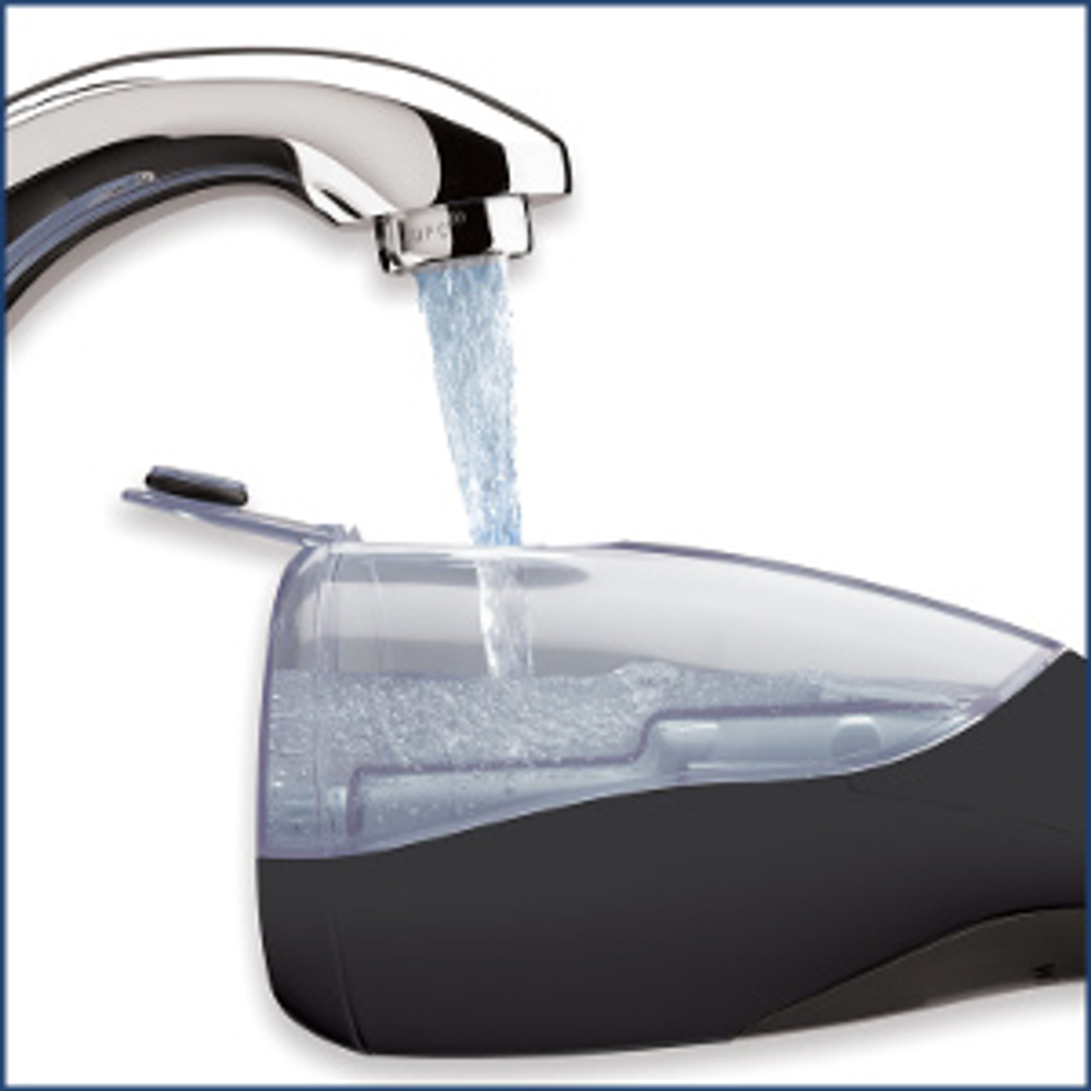Acqua che esce da un rubinetto in un piccolo filtro per l'acqua trasparente.