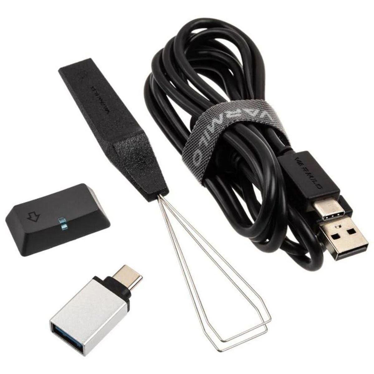 Tastenkappen, ein USB-C-Adapter und ein Keycap-Abzieher werden gezeigt.