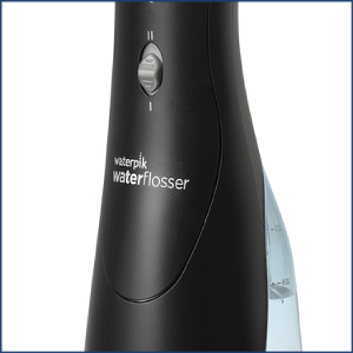 Primo piano di un idropulsore Waterpik nero con un pulsante di controllo e un serbatoio blu.