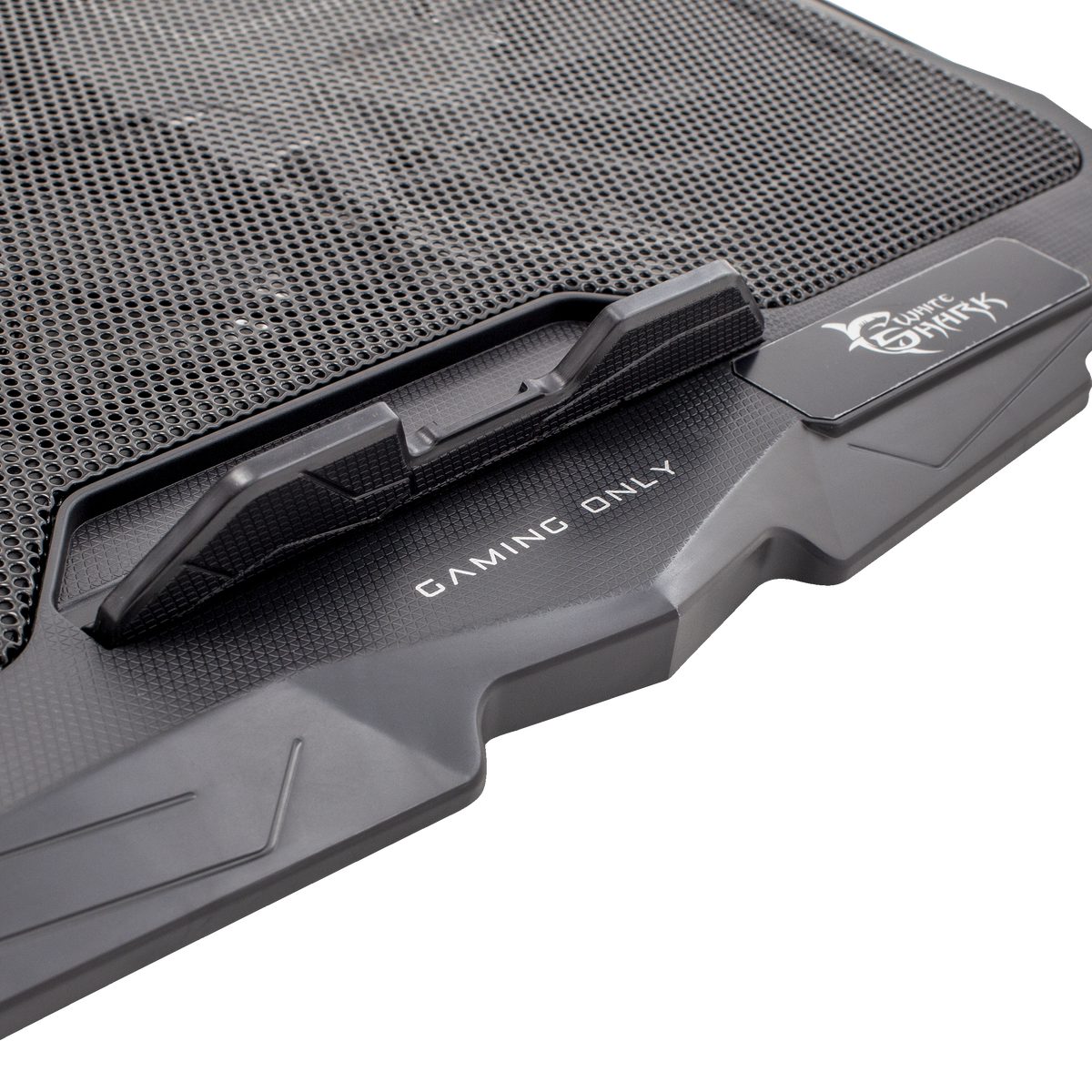 Schwarzes Laptop-Kühlpad mit Mesh-Oberfläche. Text Gaming Only. White Shark Logo. Schräge Ansicht.