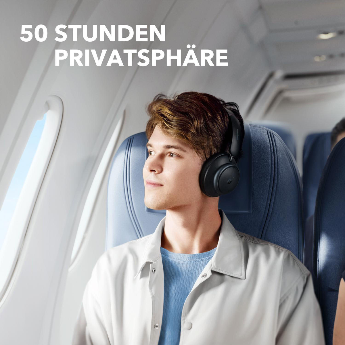 Un hombre en un avión con auriculares negros, el texto dice 50 horas de privacidad en alemán.