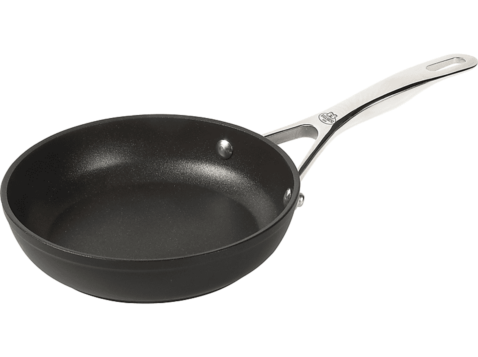 Czarna patelnia ze srebrnym uchwytem na białym tle. Patelnia jest pusta.