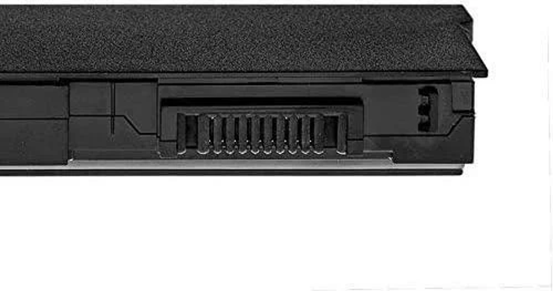 Schwarzer Laptop-Akku, Nahaufnahme, mit sichtbarem Anschluss.