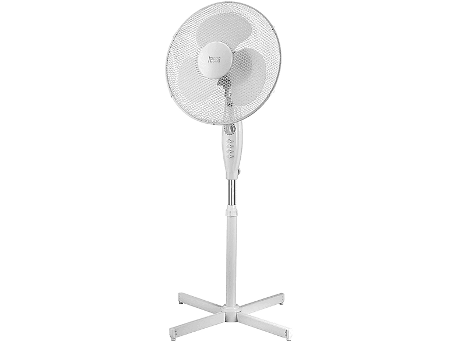 Weißer Standventilator auf weißem Sockel. Er hat einen runden Ventilatorkopf mit Schutzgitter.