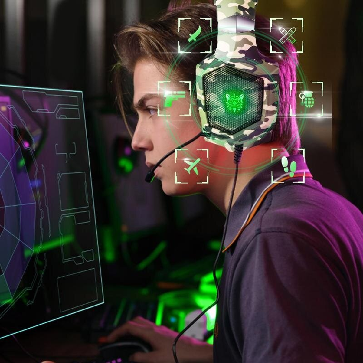 Una persona con una cuffia mimetica sta giocando al computer. Il monitor è acceso.