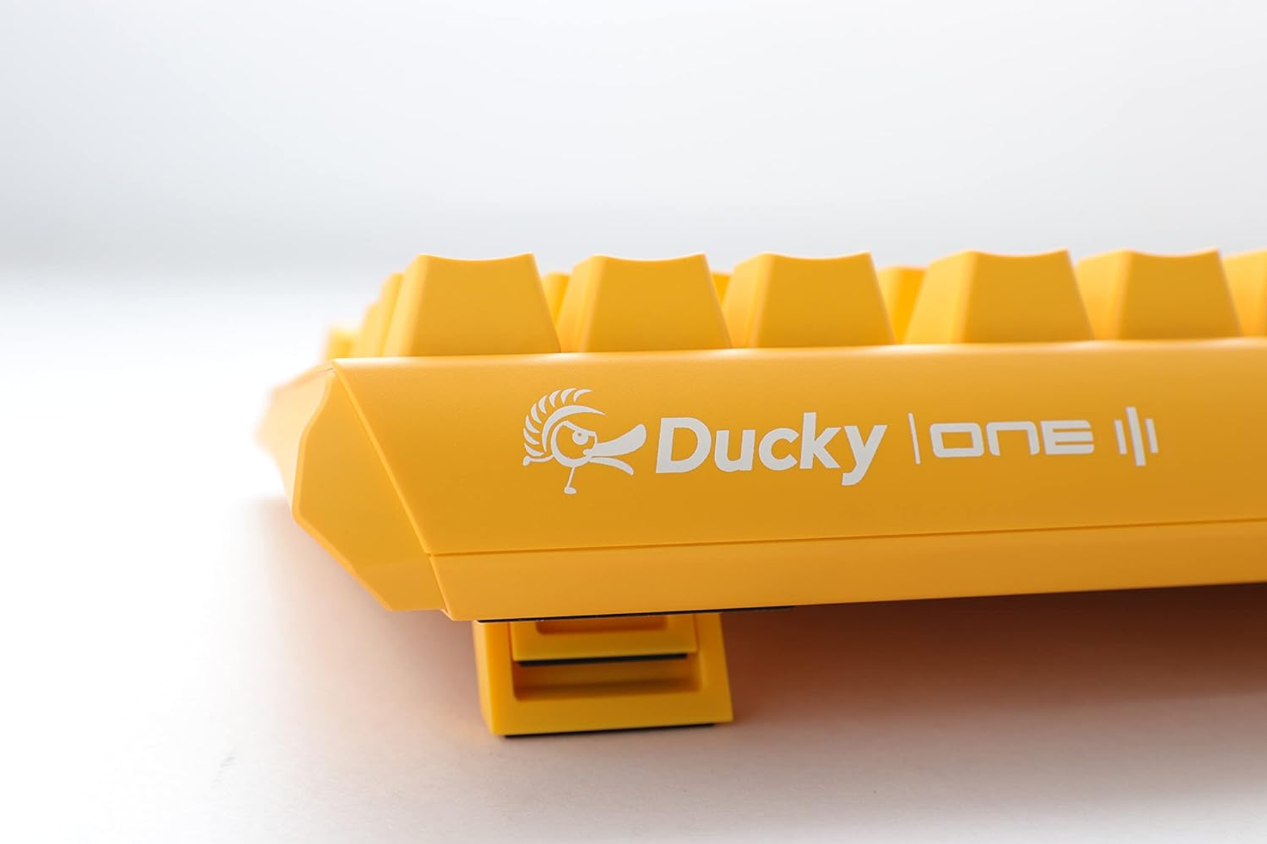 Tastiera gialla, vista laterale. Logo Ducky visibile.