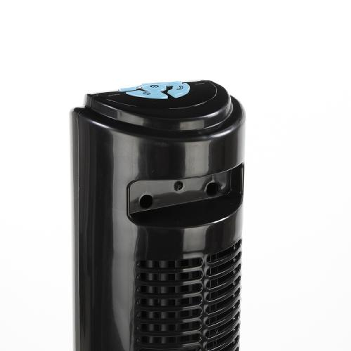 Czarny wentylator wieżowy z góry. Otwory wentylacyjne i panel sterowania widoczne. Białe tło.