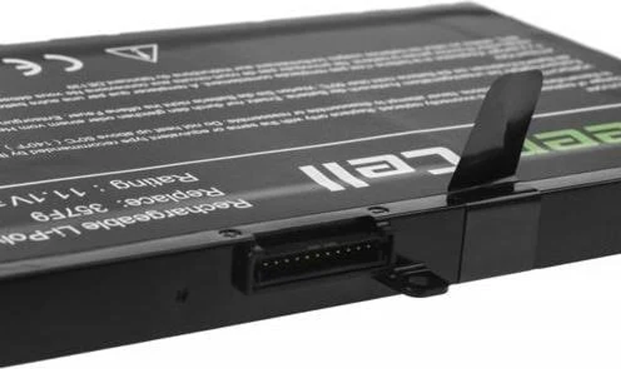 Schwarzer Laptop-Akku mit Etiketten. Ein Stecker und eine Lasche sind sichtbar.