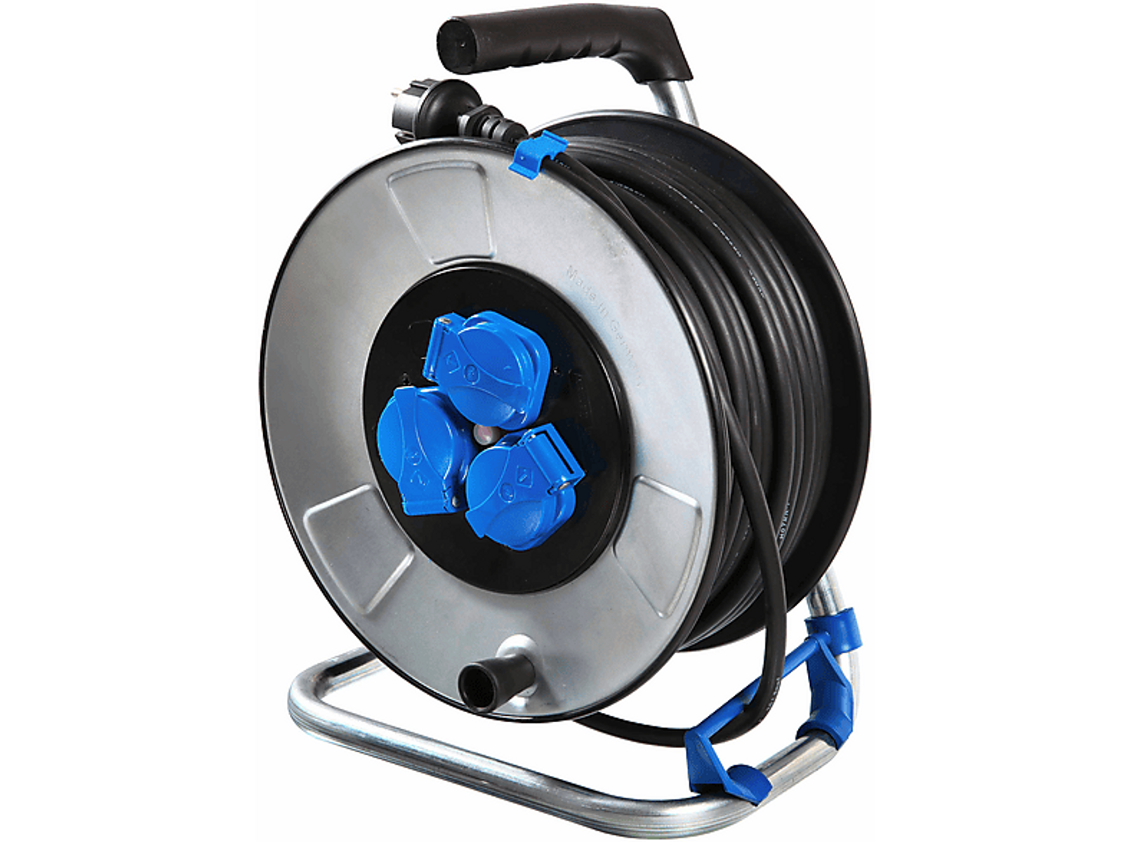 Metall-Kabeltrommel mit schwarzem Kabel. Drei blaue Steckdosen sind sichtbar.