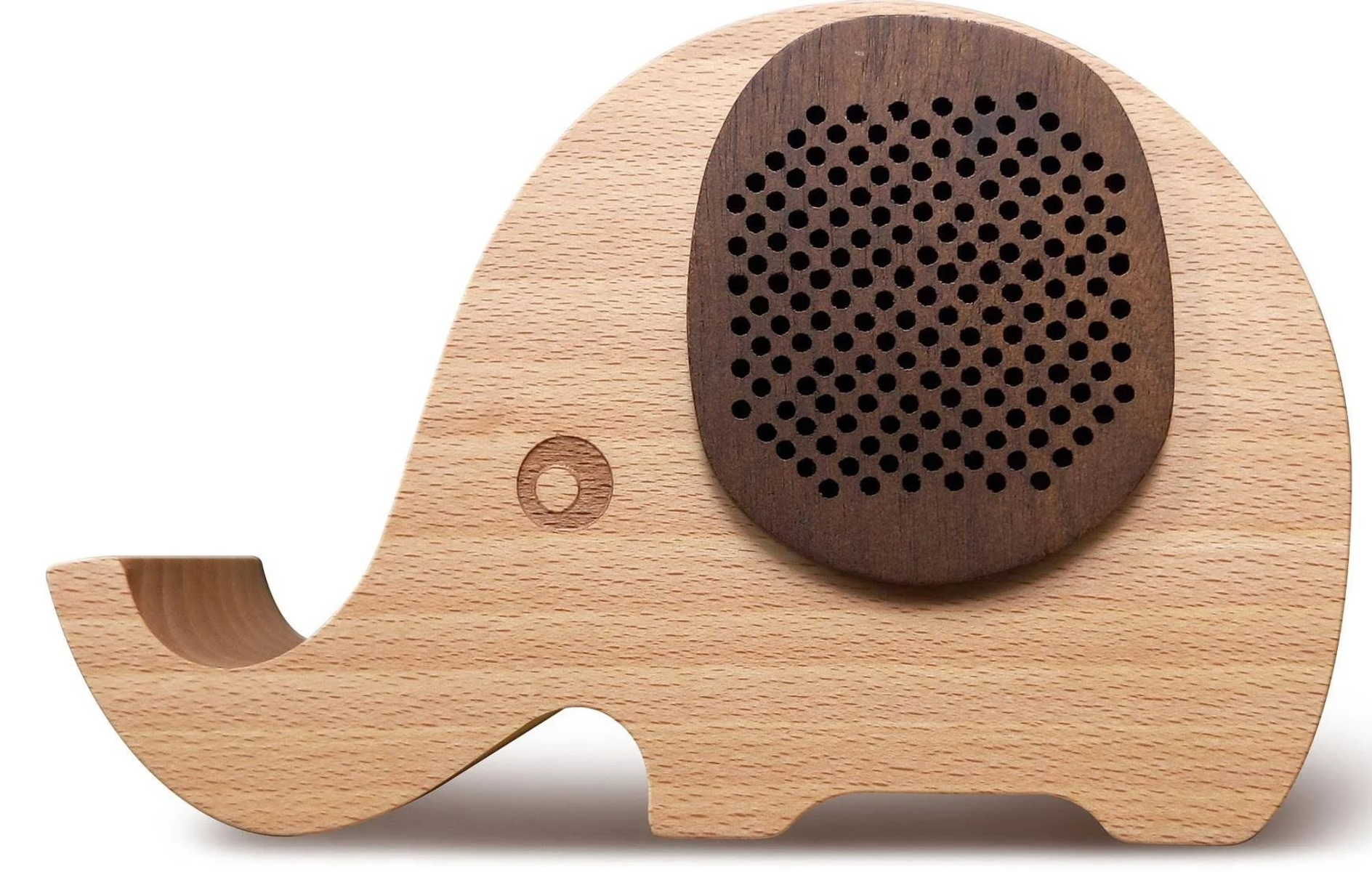 Holz-Elefanten-Lautsprecher mit dunklem Lautsprecherbereich. Weißer Hintergrund.