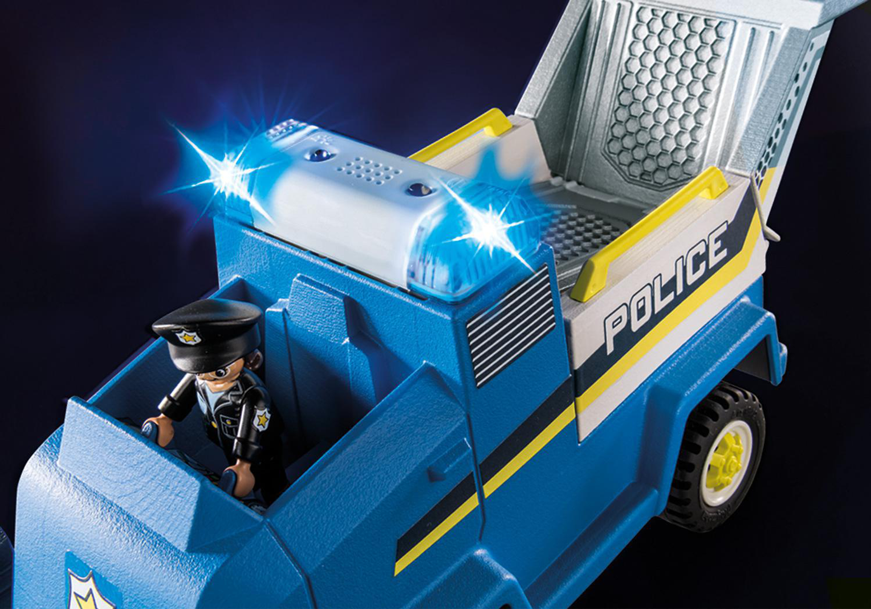 Un camión de policía de juguete con una figura de oficial de policía. El fondo es azul oscuro.
