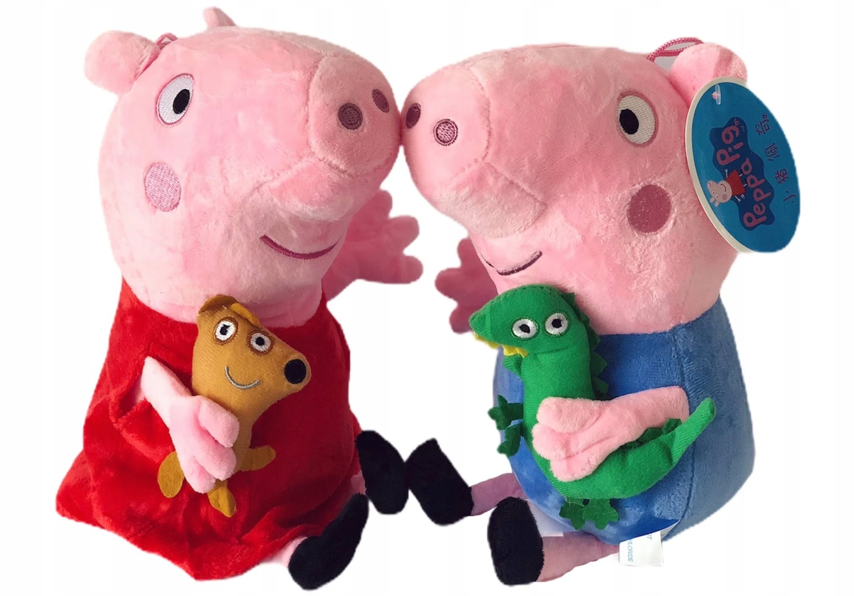 Zwei Peppa Wutz-Plüschtiere, eines hält ein Hundespielzeug, das andere ein grünes Dinosaurierspielzeug.