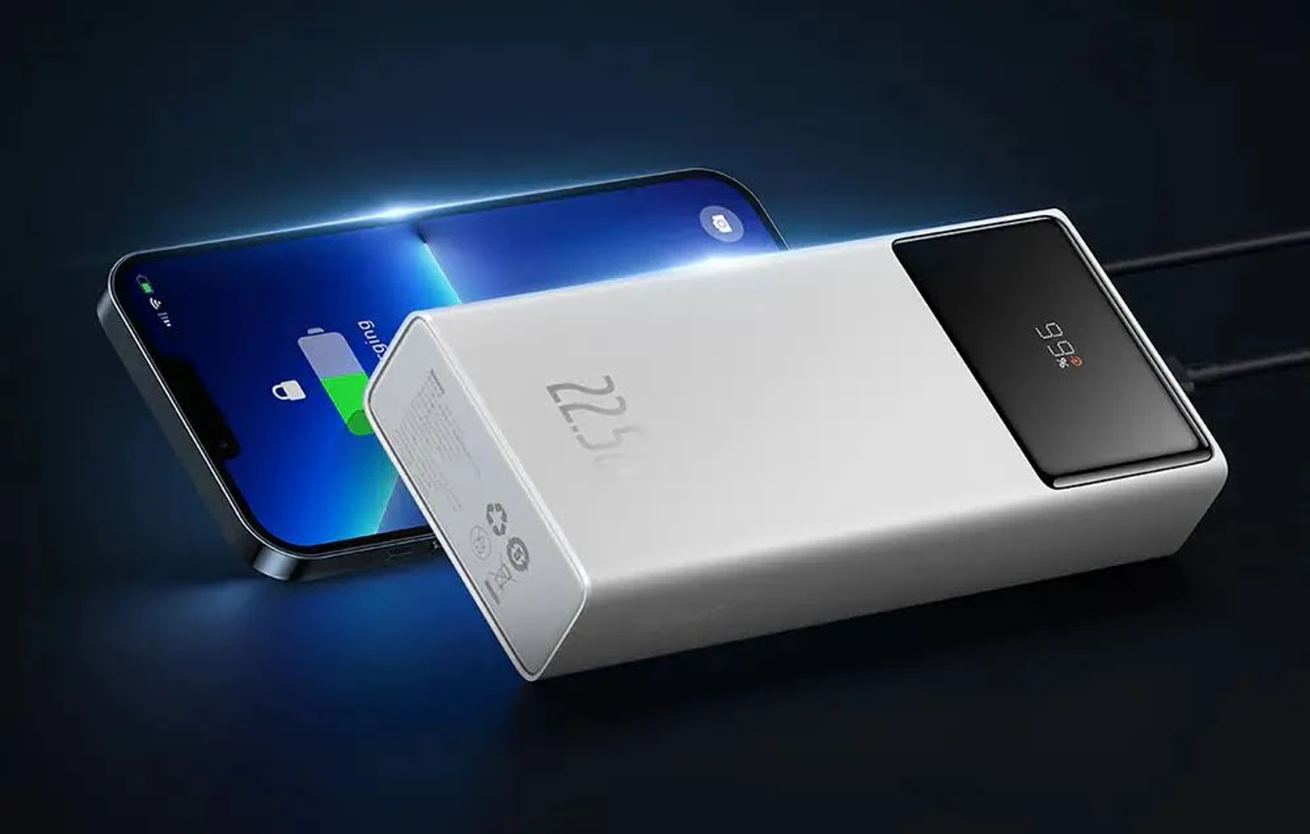 Weiße und silberne Powerbank, die ein Telefon auflädt. Das Telefon zeigt ein Ladesymbol.