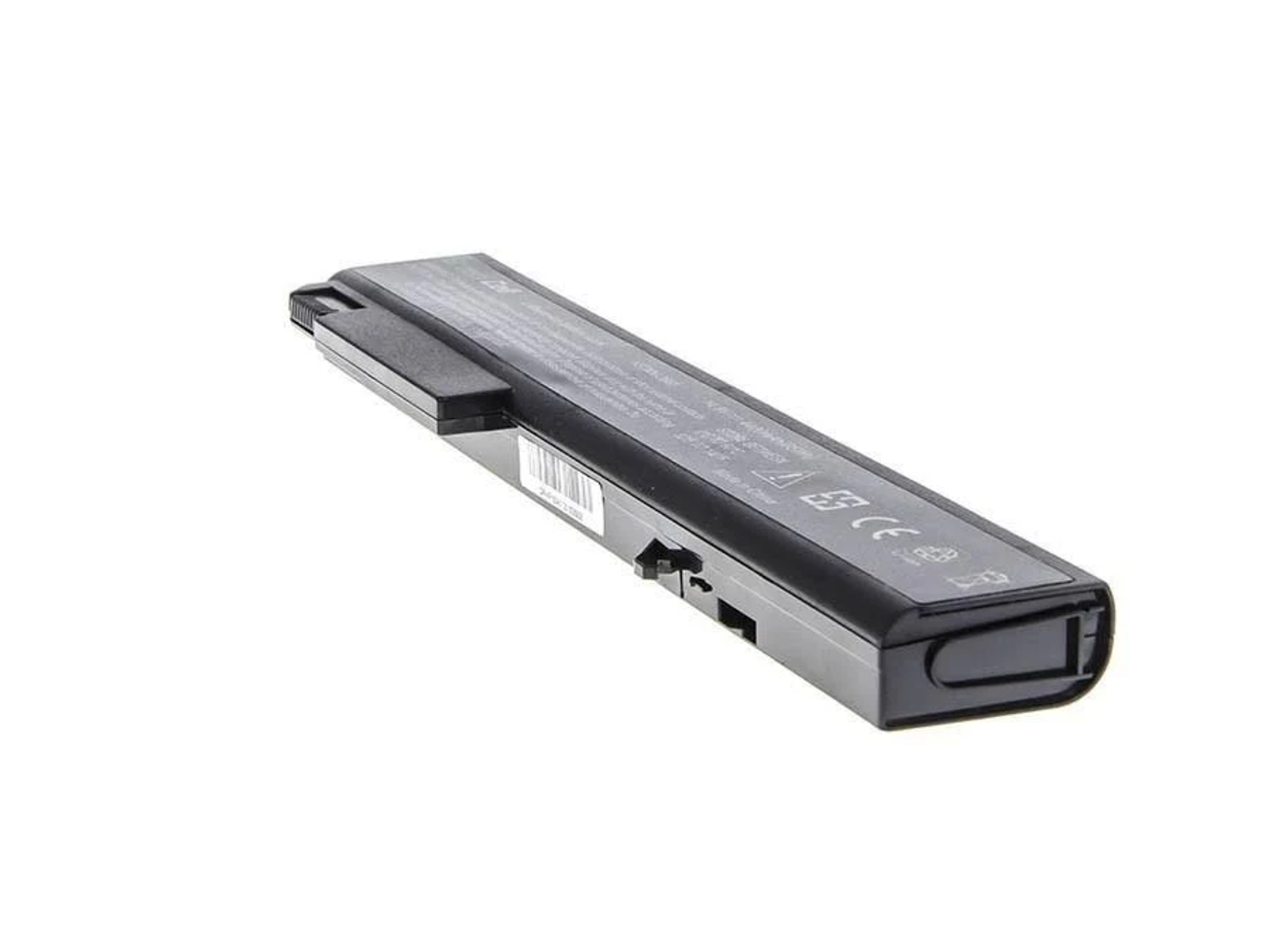 Una batteria per laptop nera, vista dall'alto con etichette e connettore, sfondo bianco.
