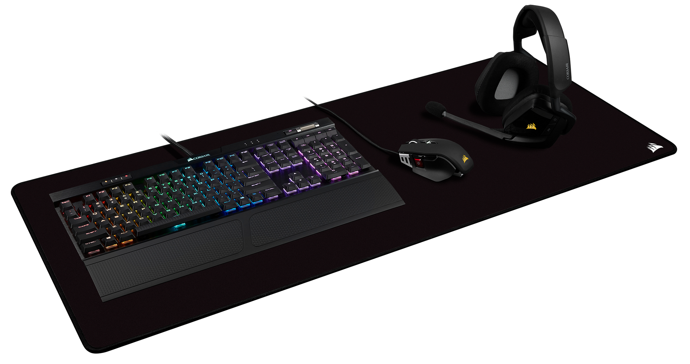 Klawiatura, mysz i zestaw słuchawkowy na czarnej podkładce pod mysz, wszystkie z marką Corsair.