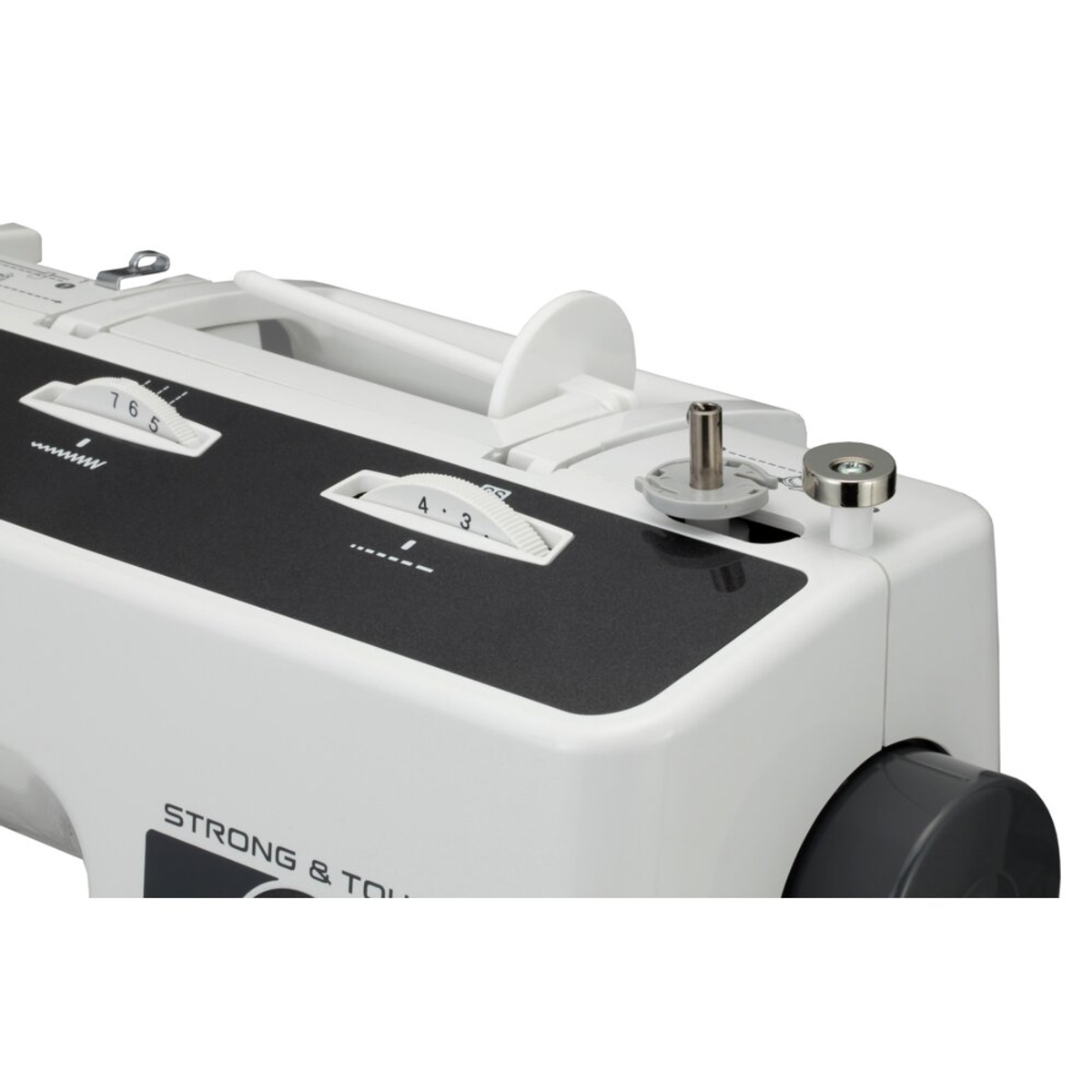 Zbliżenie maszyny do szycia, pokazujące pokrętła, szpulkę z nicią i tekst 'Strong & Tough'.