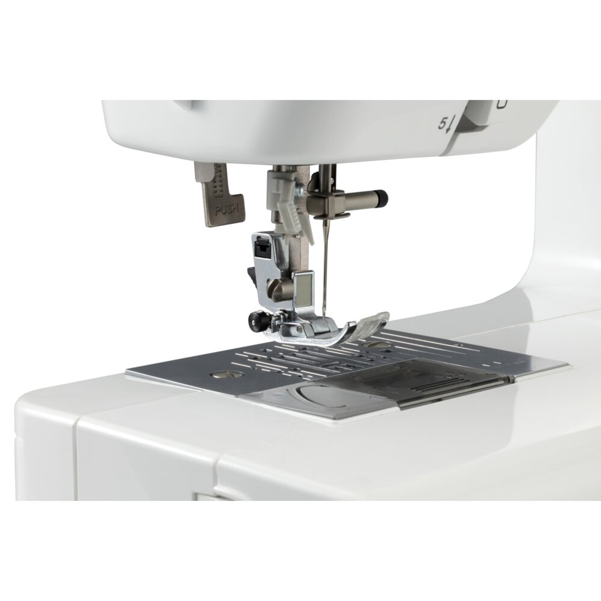 Szczegół maszyny do szycia. Biała ze srebrnymi częściami. Widoczna igła i stopka.
