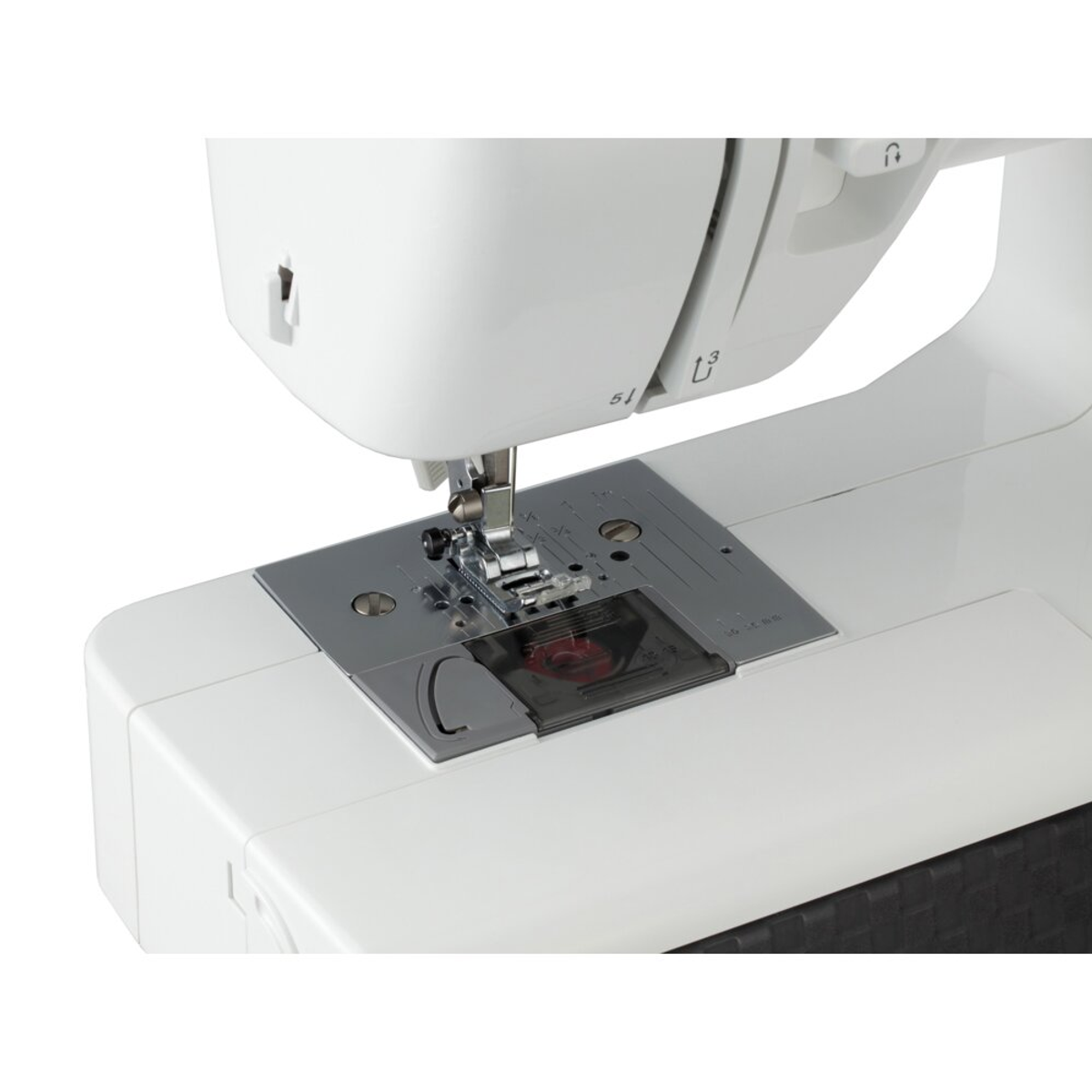 Zbliżenie maszyny do szycia. Widoczna igła, stopka dociskowa i płytka ściegowa.