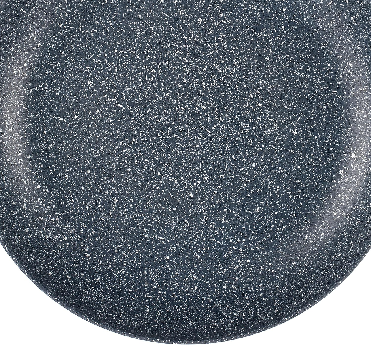 Nahaufnahme einer Bratpfanne mit Granit-ähnlicher Textur.