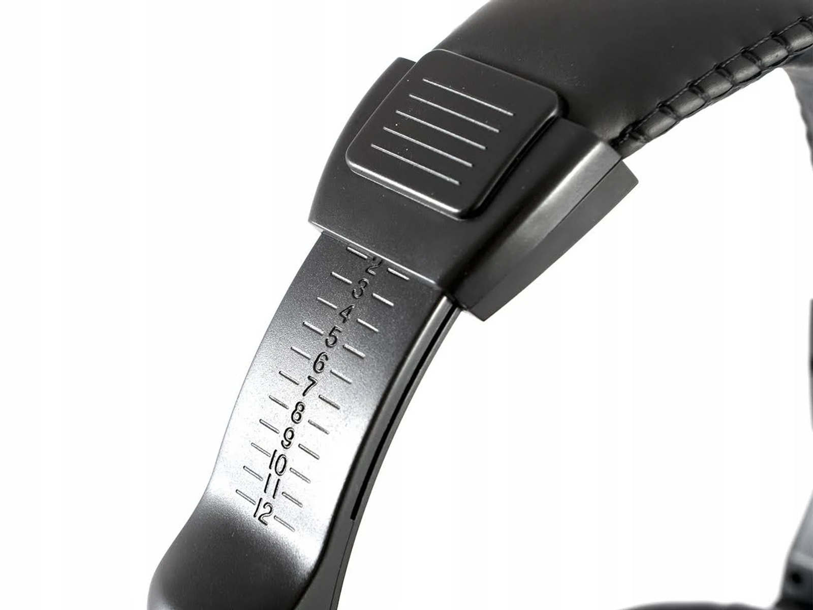 Suwak słuchawek ze skalą. Czarny szczegół słuchawek. Białe tło.