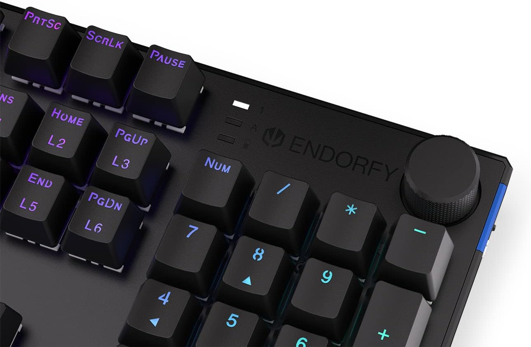 Zbliżenie czarnej klawiatury z niebieskim podświetleniem i logo Endorfy.