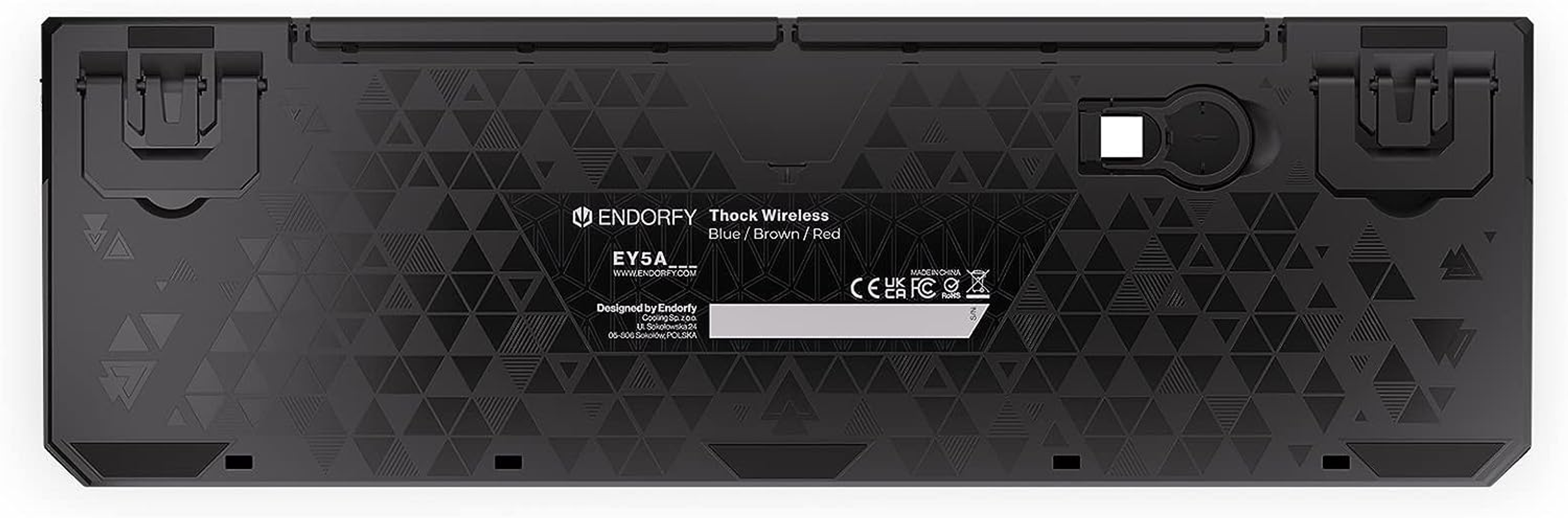 Spód czarnej klawiatury z geometrycznymi wzorami, białym tekstem i nóżkami montażowymi.