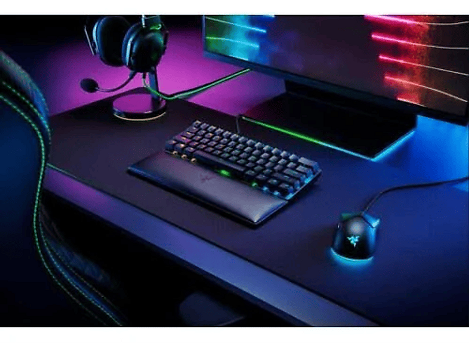 Gaming-Setup: Tastatur, Maus und Monitor auf dem Schreibtisch.