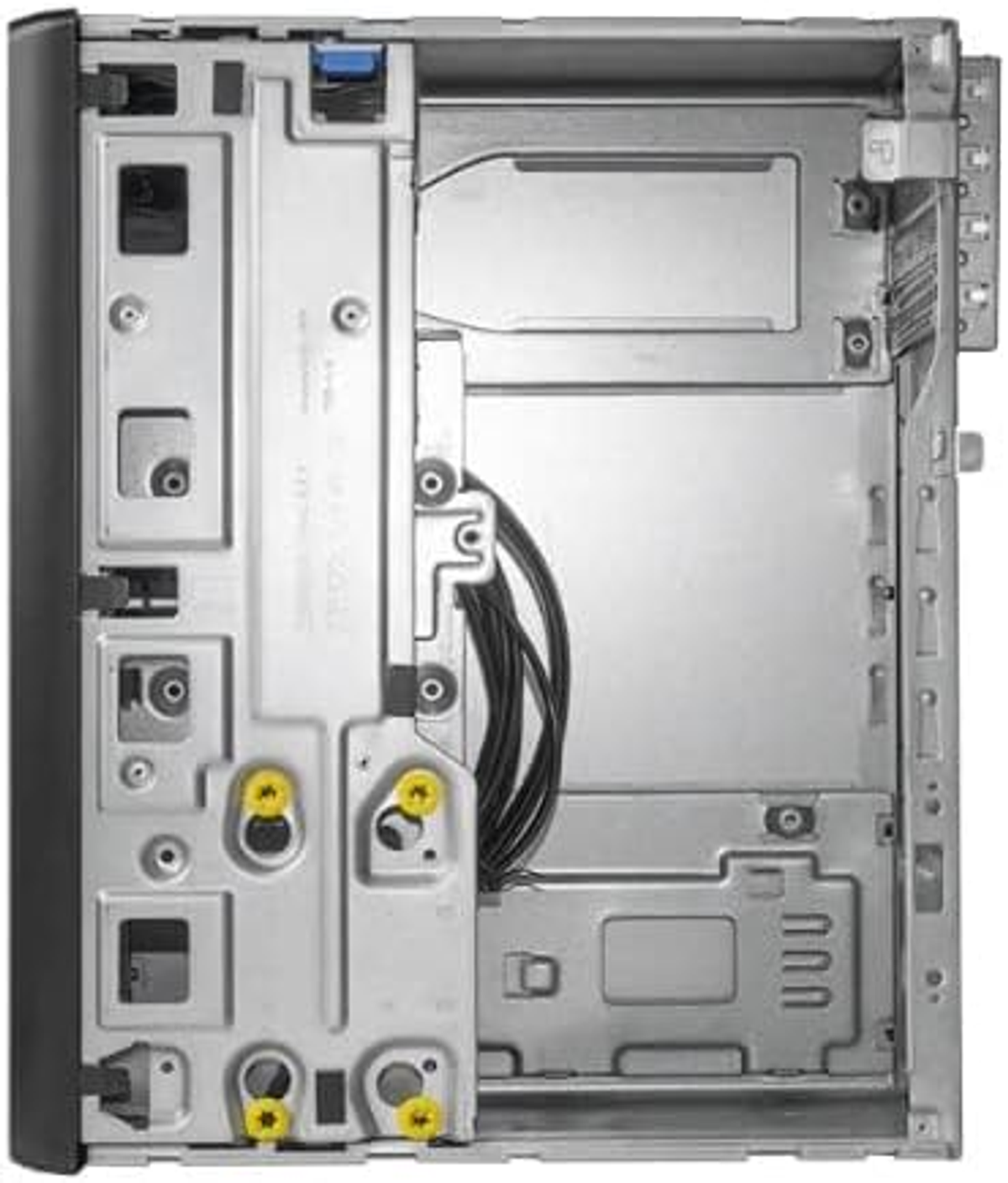 Wnętrze obudowy komputera, pokazujące tylny panel z różnymi portami i śrubami.