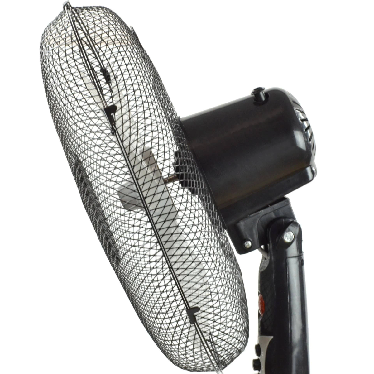 Czarny wentylator z siatką ochronną. Wentylator jest skierowany w stronę widza.