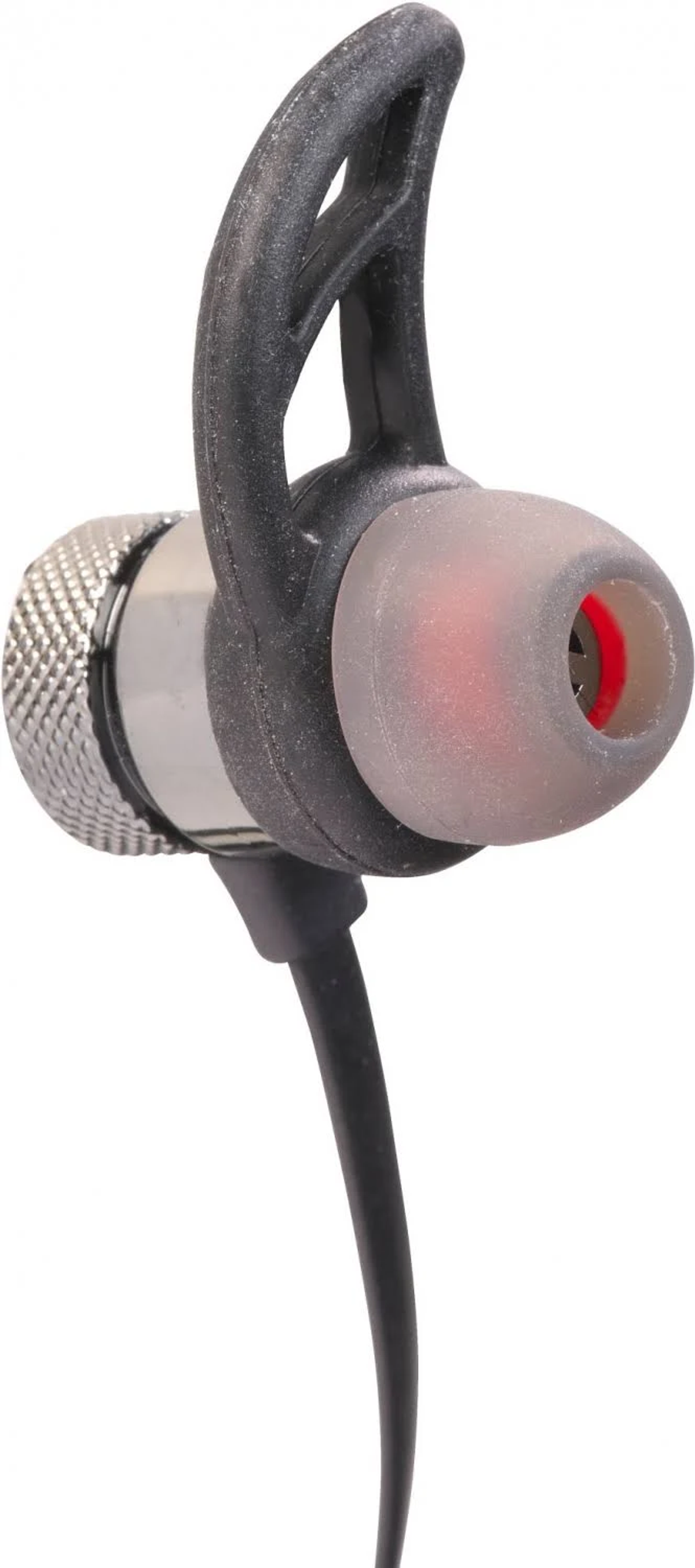 Primer plano de un auricular, color plateado con detalles en negro y un interior rojo.
