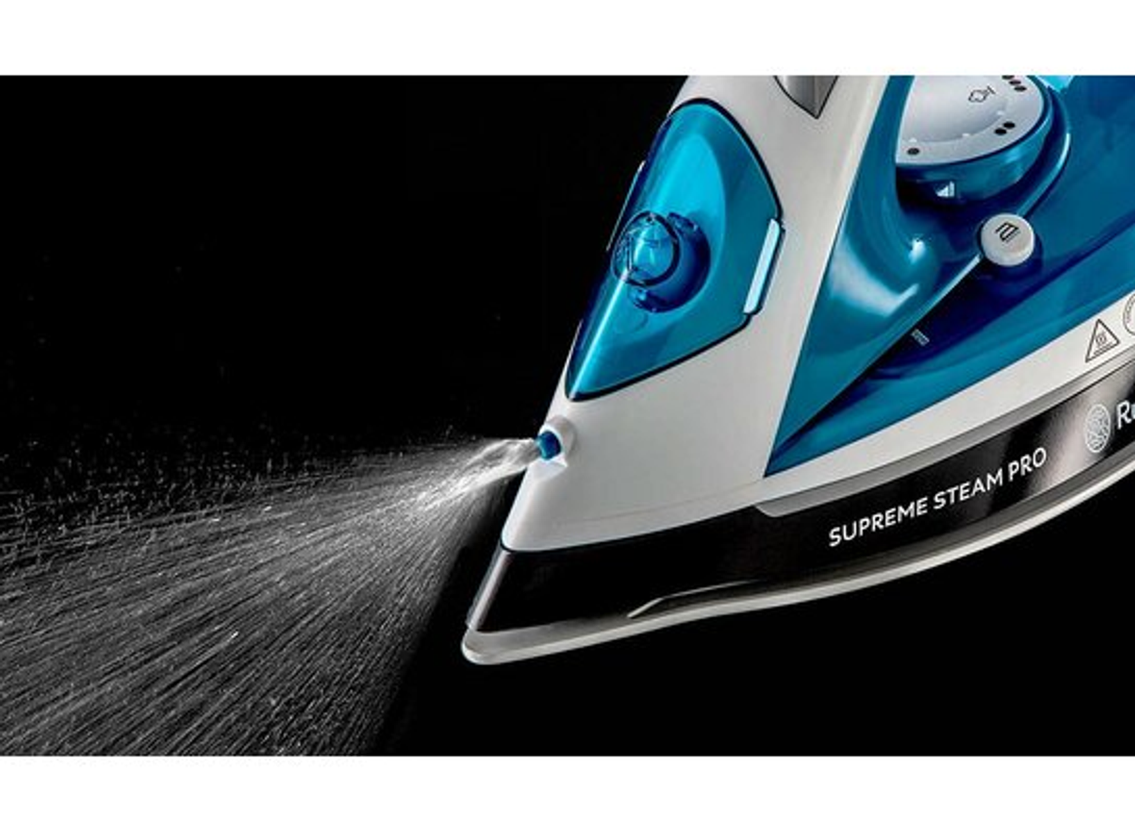 Niebieskie i białe żelazko spryskujące wodą na czarnym tle. Ujęcie z bliska.