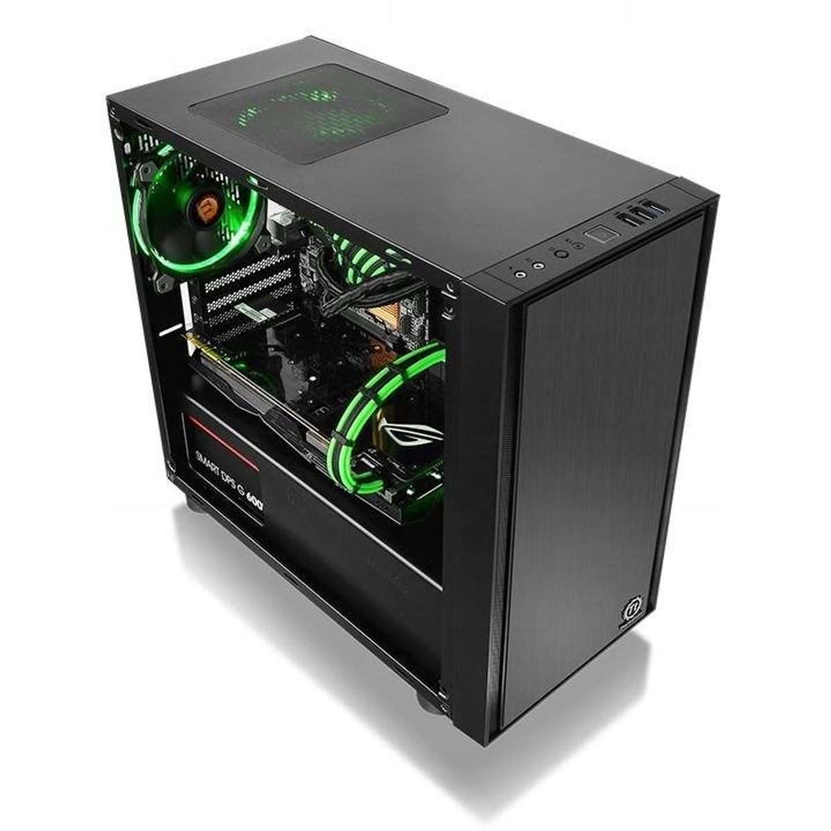 Case PC nero con luci verdi, componenti all'interno e sfondo bianco.