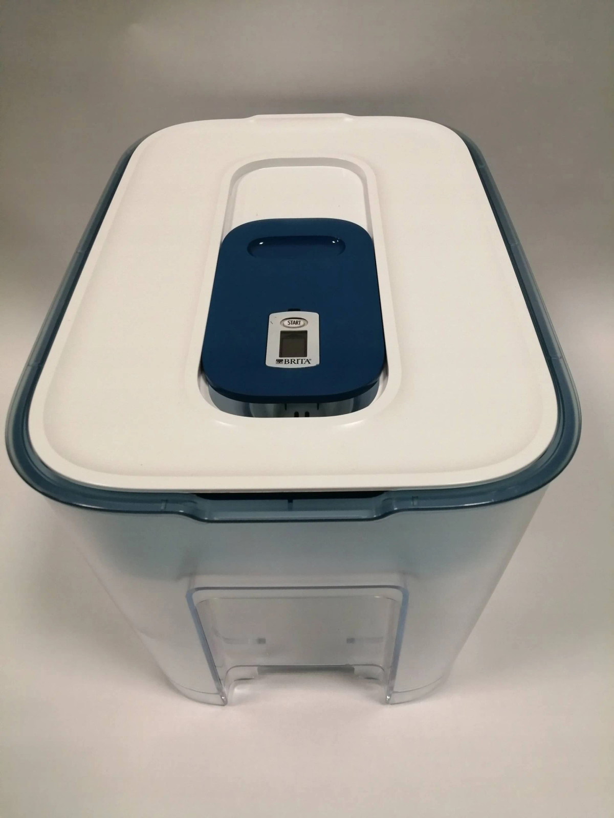 Ein weiß-blauer Brita Wasserfilter. Er hat einen blauen Deckel mit Digitalanzeige und eine klare Front.