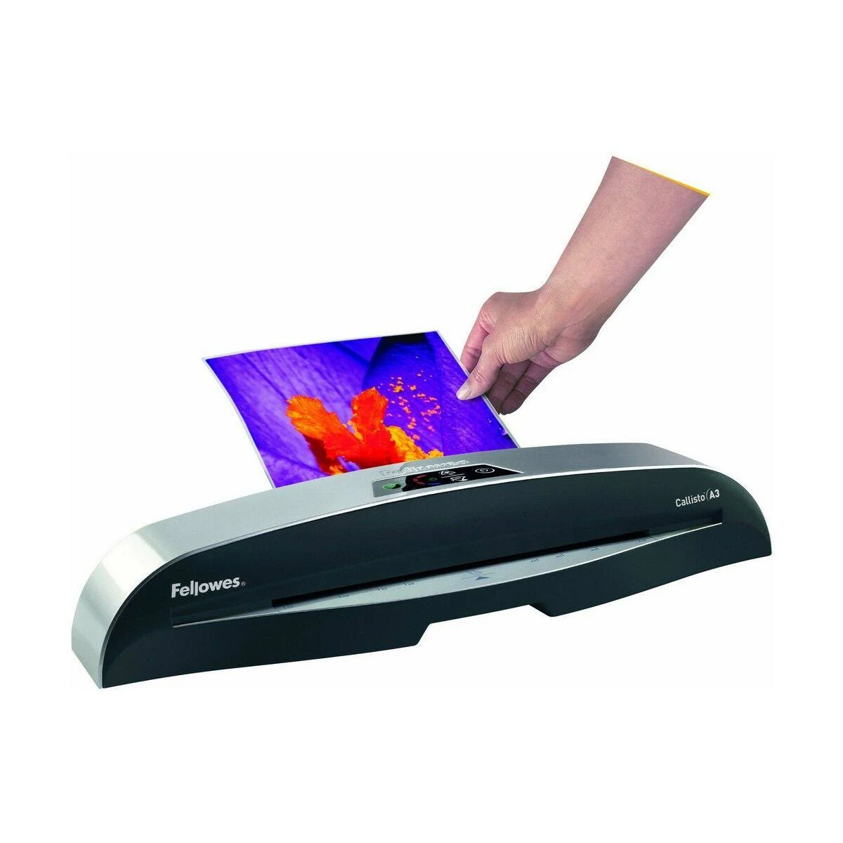 Une main insérant une impression couleur dans une plastifieuse Fellowes.